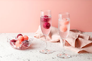 スパークリングに合わせて華やかに！ぷかぷか浮かぶ「ジャム氷」